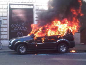 AUTO-incendiata-corteo