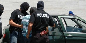 squadramobile-polizia-passamontagna-arresto