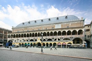 800px-palazzo_della_ragione_padua_fassade